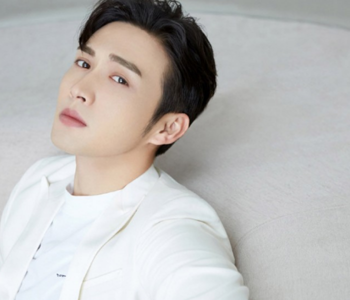 张彬彬白色西装帅气写真,干净清爽温暖人心