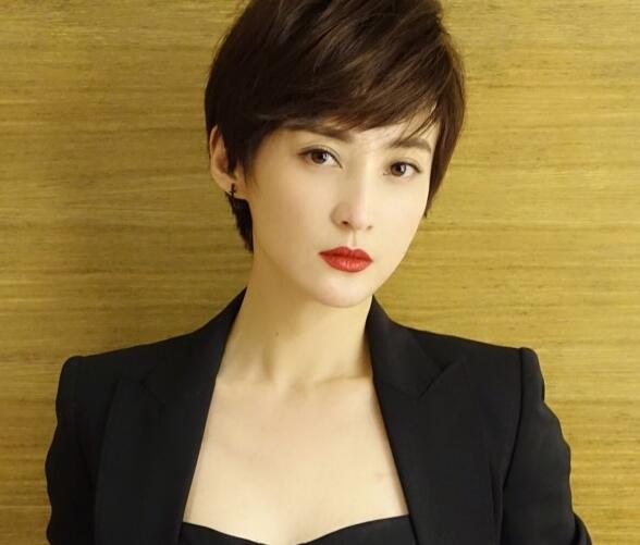 和上一张图片一样,有着相似发型的古装造型.这张你能看出来是谁吗?