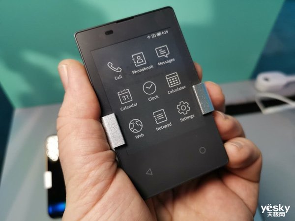 ces上惊现超轻薄墨水屏手机:搭载骁龙wear 2100 售价约2012元