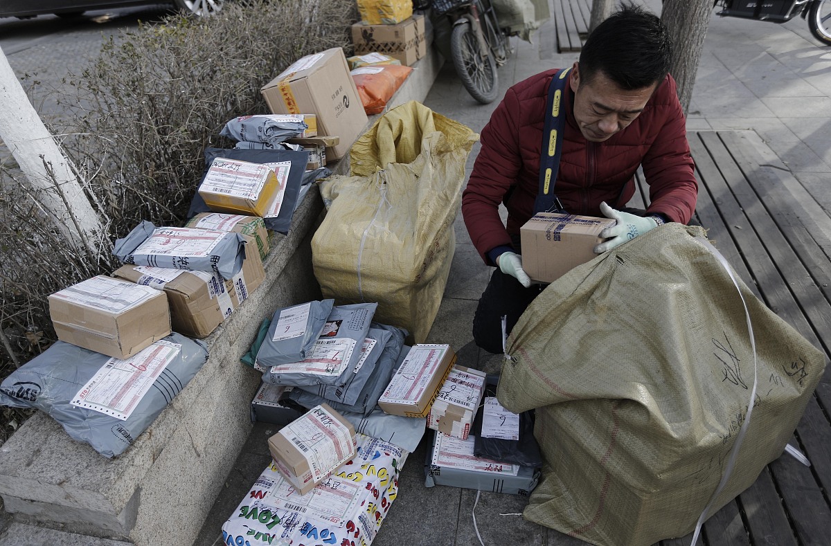 21岁大学生代取快递换1.6万佣金 谁在利用年轻人的单纯?