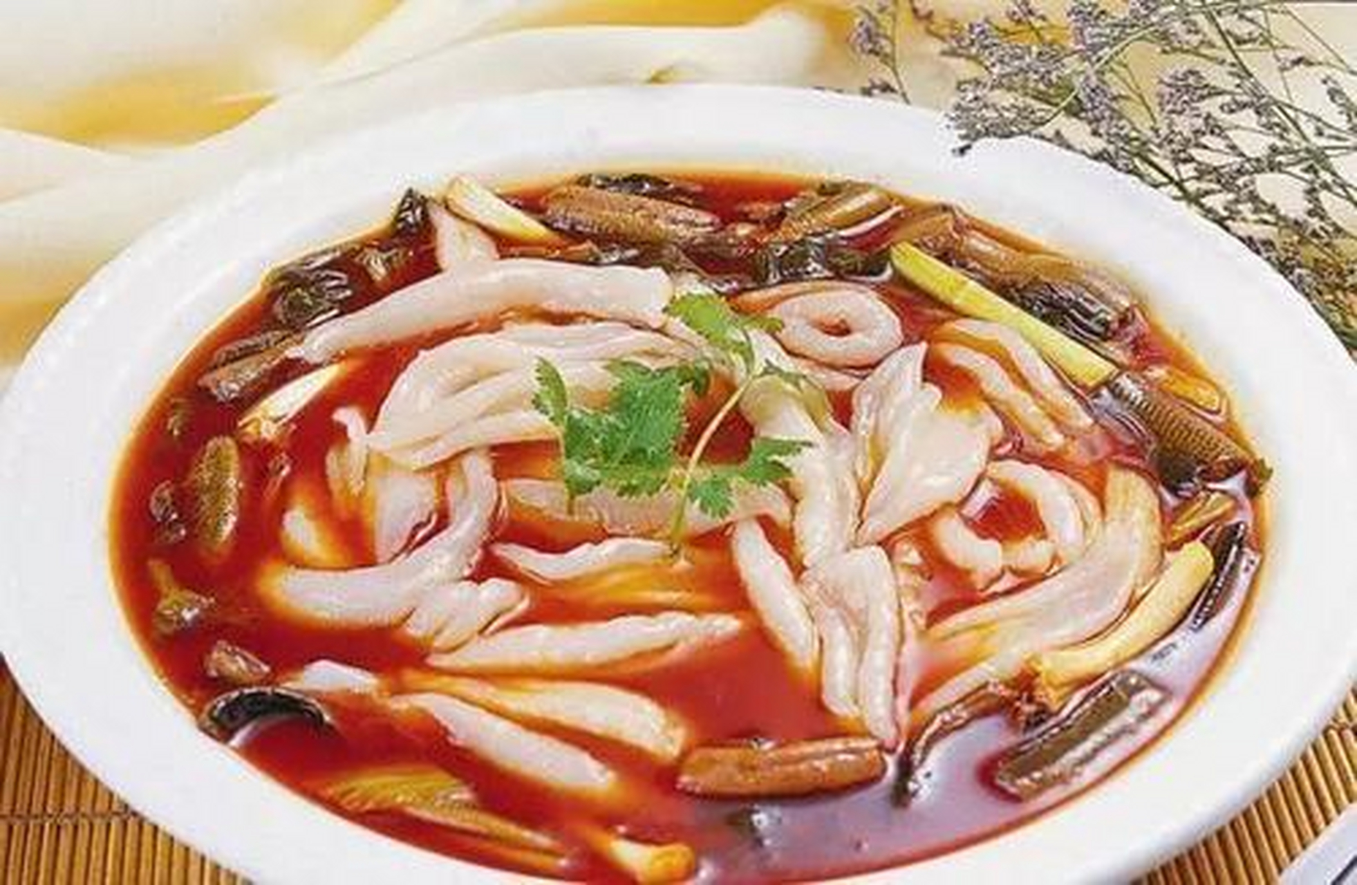 高粱面鱼鱼,是用普通高粱经过淘煮漂晾,碾磨成面,用开水和好,人工搓成