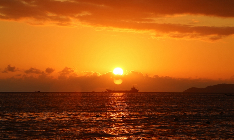 夕阳陌陌,把整片天空都染色,阳光射在水中,你欣赏这种美丽吗?