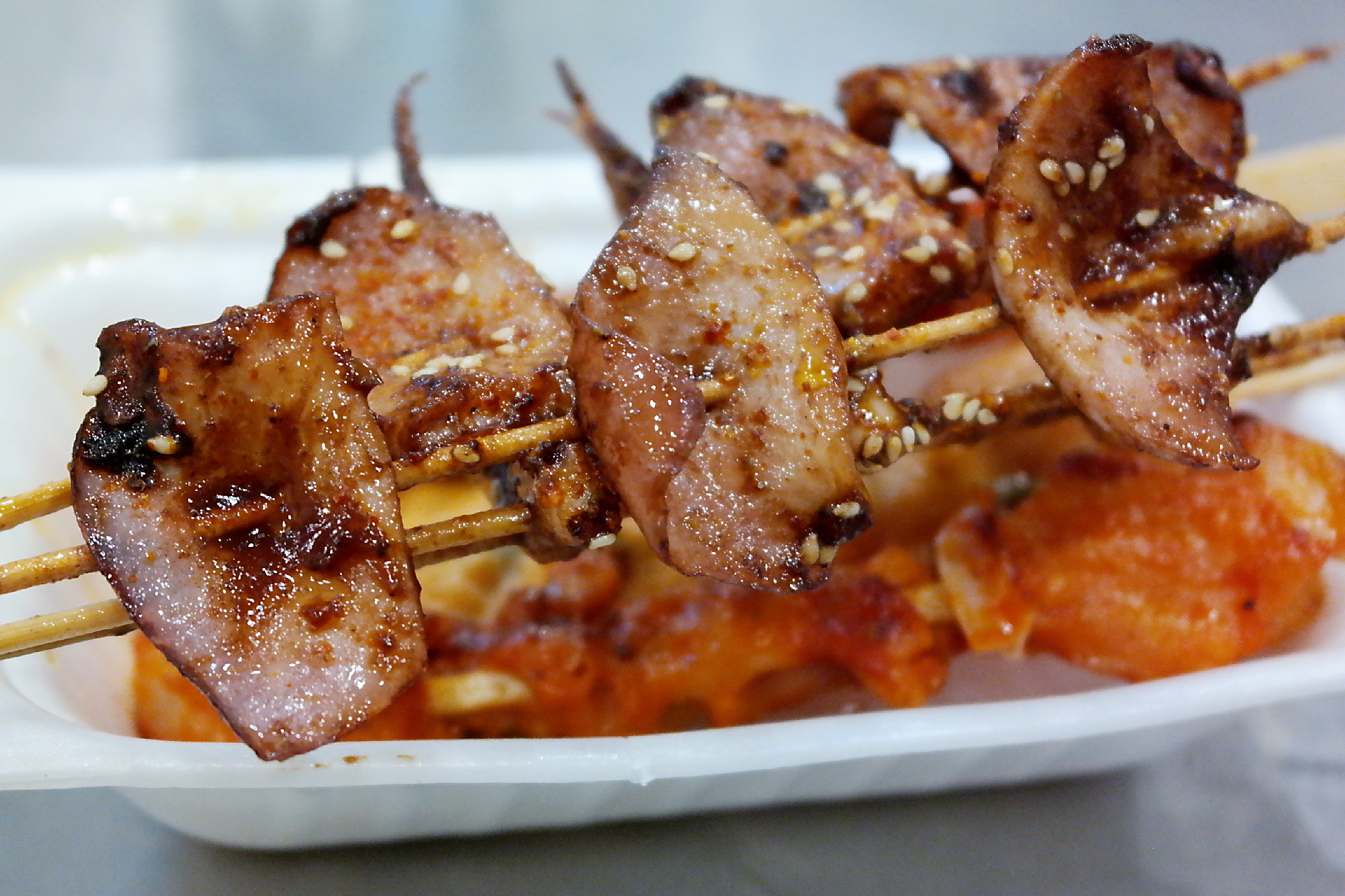 童年时爱吃的铁板鱿鱼,似乎是每座城市都喜欢的小吃!