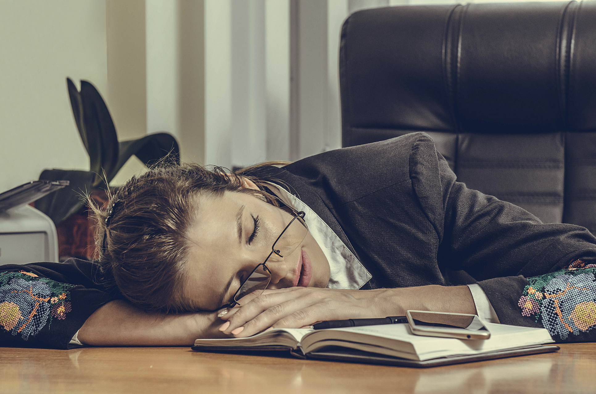 趴在桌子睡觉对身体好吗?