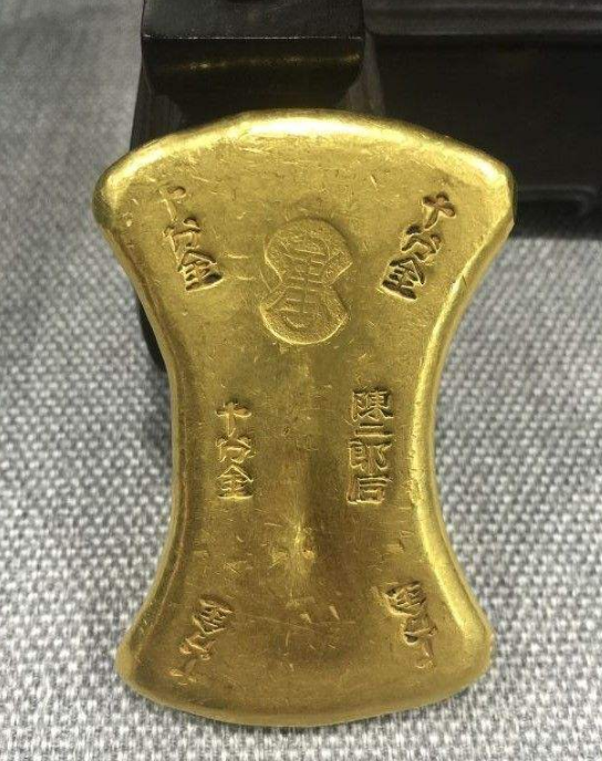 女孩拿奶奶的"金骨头"鉴宝,专家鉴定后哆嗦问:您奶奶叫啥?