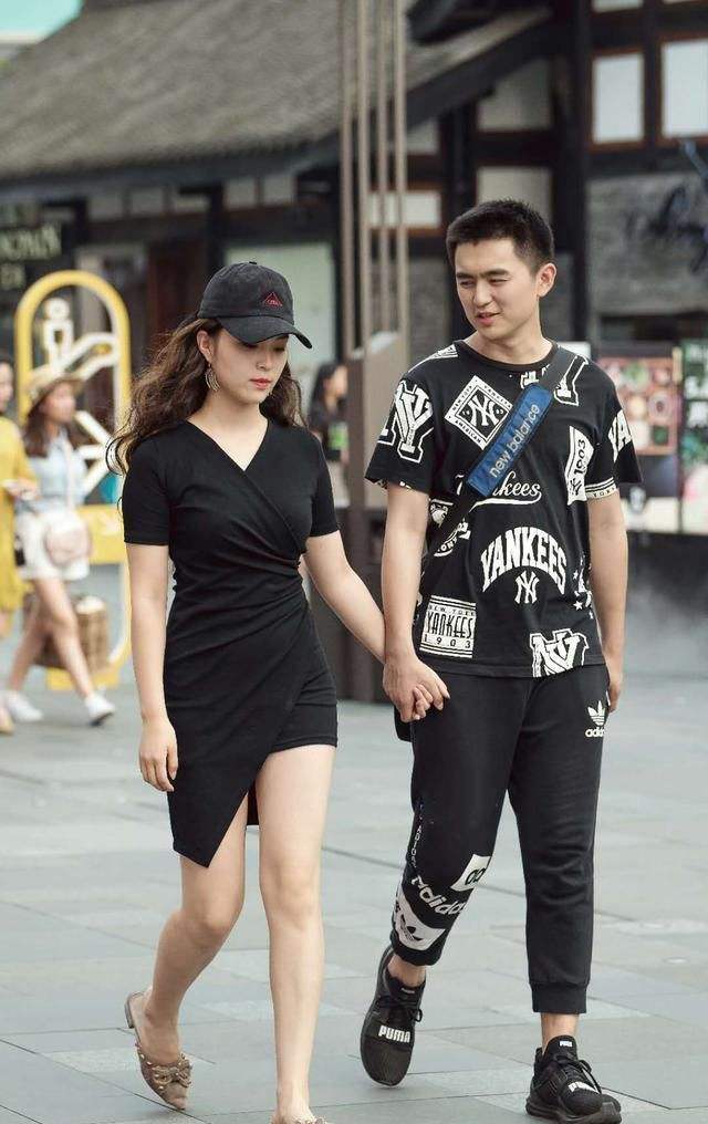 美女和帅哥手牵手一起逛街,这就是爱情的模样