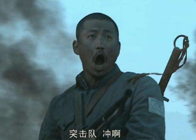 新老《亮剑》张大彪的对比:一个爱摔帽,另一个留一头飘逸长发