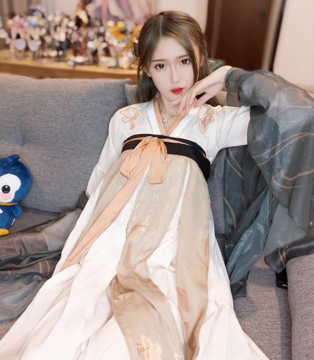 斗鱼腐团cos明月心出意外!因1个抬腿姿势惹怒超管,水友却沸腾了