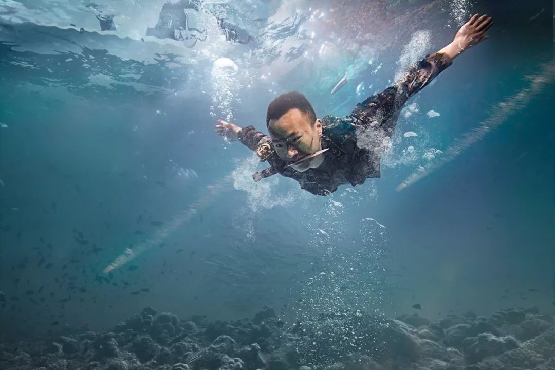 这组军人水下婚纱照,美到窒息!