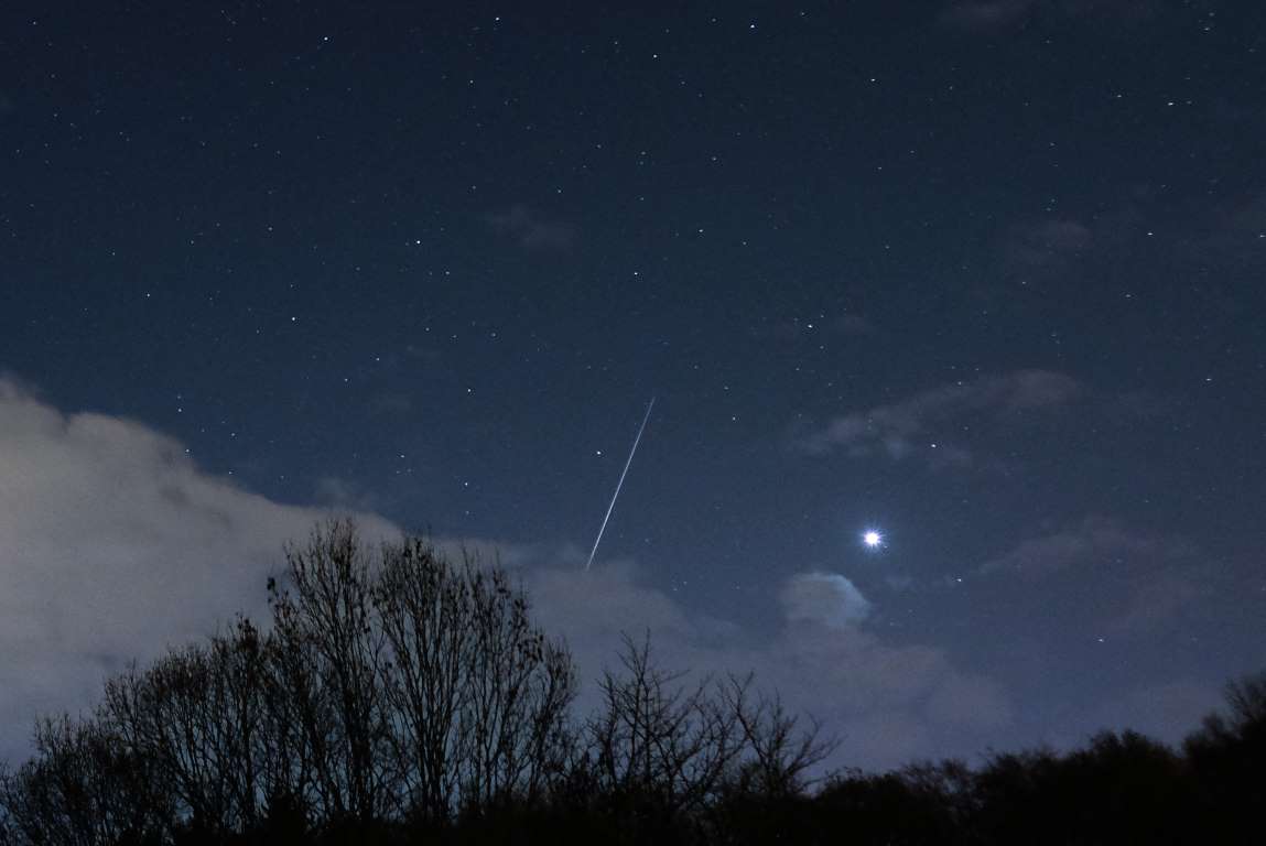 英国海边盐场,2018年12月14日,一颗流星划过天狼星.