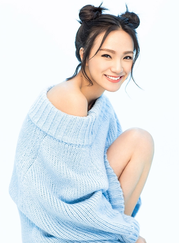 魏璐曝光一组最新冬日时尚写真!俏皮可爱的双丸子头造型示人!