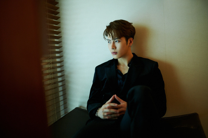 王嘉尔厉害了,长款羽绒服配上小黑帽,帅回18岁