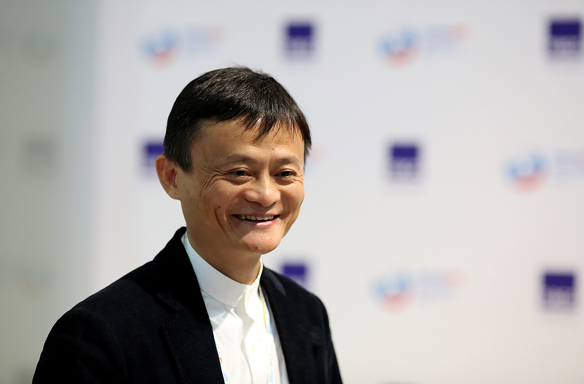 马云在阿里巴巴创业20年后,于2019年9月正式卸任,并承诺将把更多的