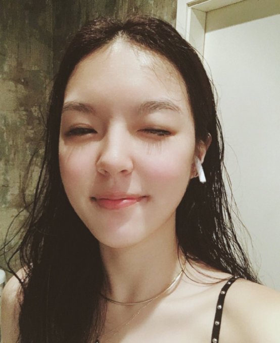 李咏女儿晒最新美照,身着背心大秀小蛮腰,街头凹造型又美又帅