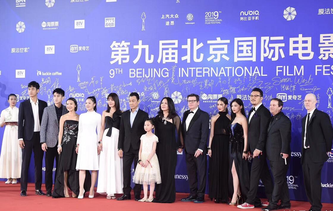 还记得《亲爱的》里赵薇的"女儿"吉芳吗?如今9岁的她人见人爱