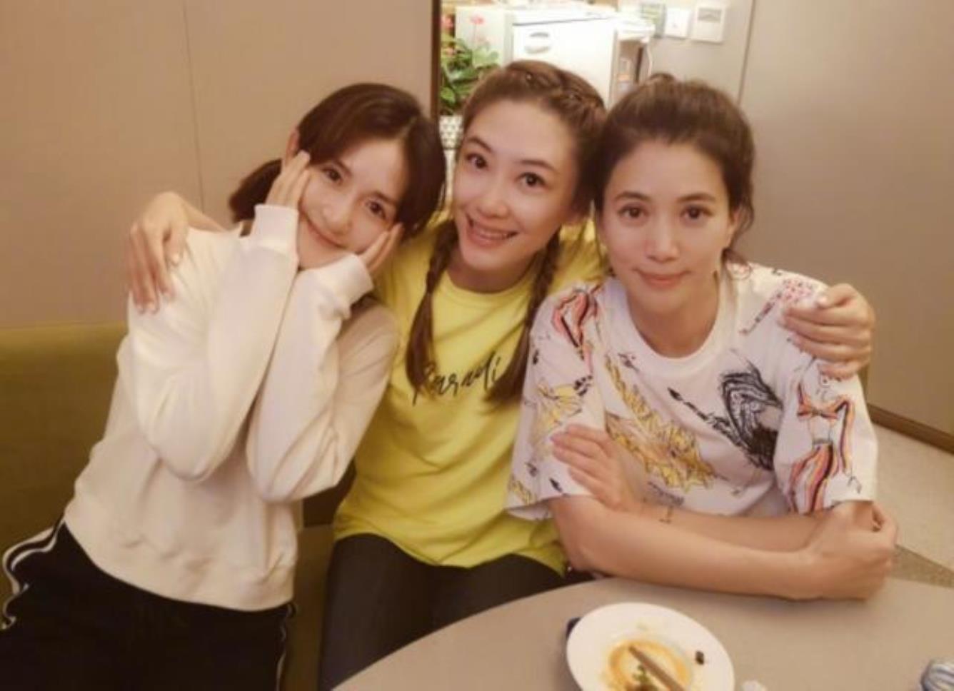 靓靓姐晒与谢娜,应采儿吃饭合照,配文引猜测,似乎是暗指张嘉倪