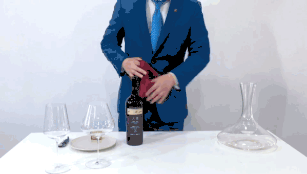 红酒中单宁比较重,把酒倒进醒酒器里促进酒的氧化,柔化单宁,让昏睡的