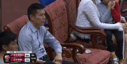 广东宏远老板为何大闹球场 不满裁判一副高高在上的样子!