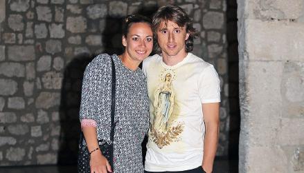 世界杯太太团:莫德里奇老婆曾是他的经纪人,女大三抱金砖很旺夫