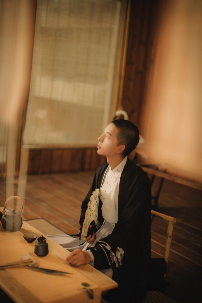 抖音"佛系"小哥火了,引腐女的疯狂舔屏,网友:这才是我男神!