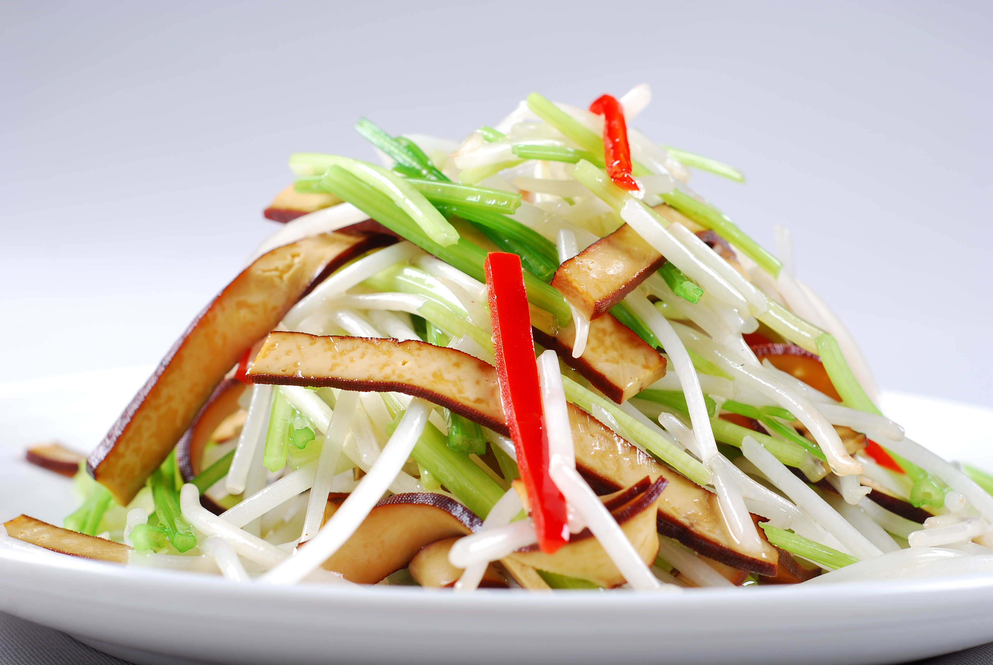 麦芹银芽炒豆干:或许你吃过香干炒肉,但是你吃过麦芹银芽炒豆干吗?