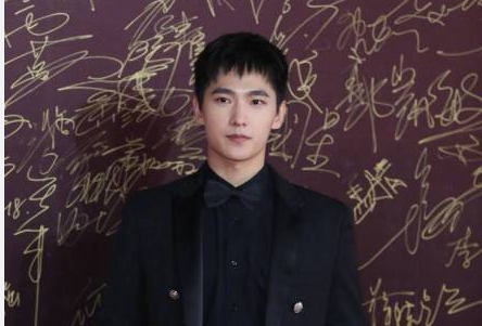 雷佳音和杨洋撞发型,被喊话快和郭京飞道歉,这是蹭了谁的热度?