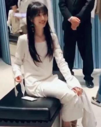 郑爽"脱鞋照"被粉丝疯传!脚趾太瘦勒到变形,猩红一片看着心疼