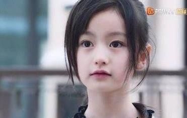 年仅9岁的裴佳欣"天天"化妆,素颜照都开始有皱纹了?