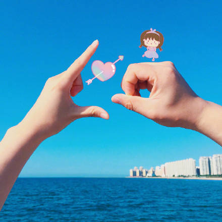 女孩子的手比较小,男孩子的手大,这样拍照会有满满的安全感.