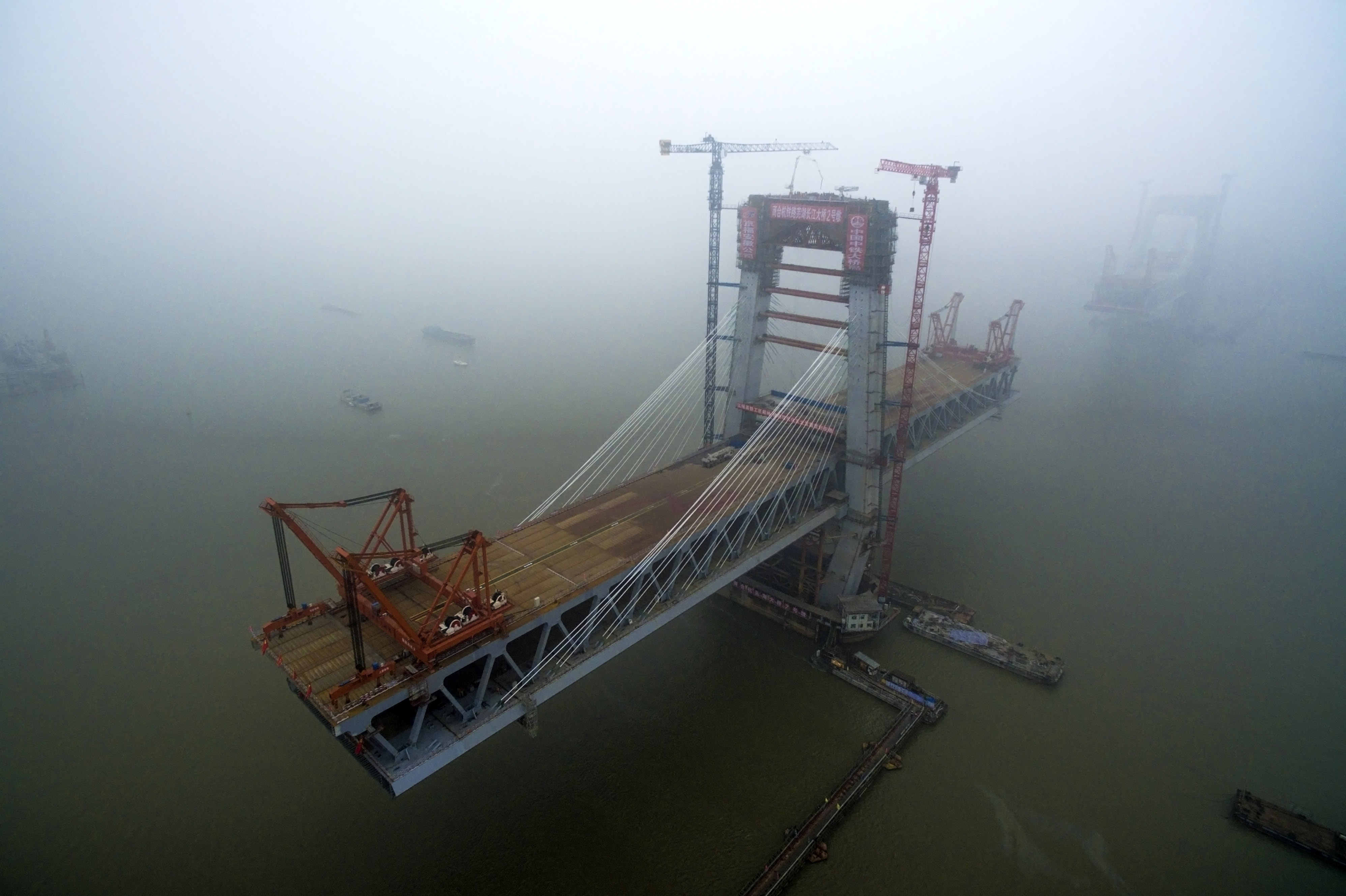 商合杭铁路芜湖长江公铁大桥北主塔建成