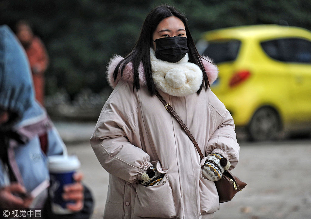 许多市民戴口罩防寒.  图片来源:承影/视觉中国