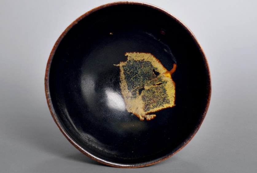 大叔带个碗来鉴宝,观众笑说这是丐帮传人,专家的反应让众人闭嘴