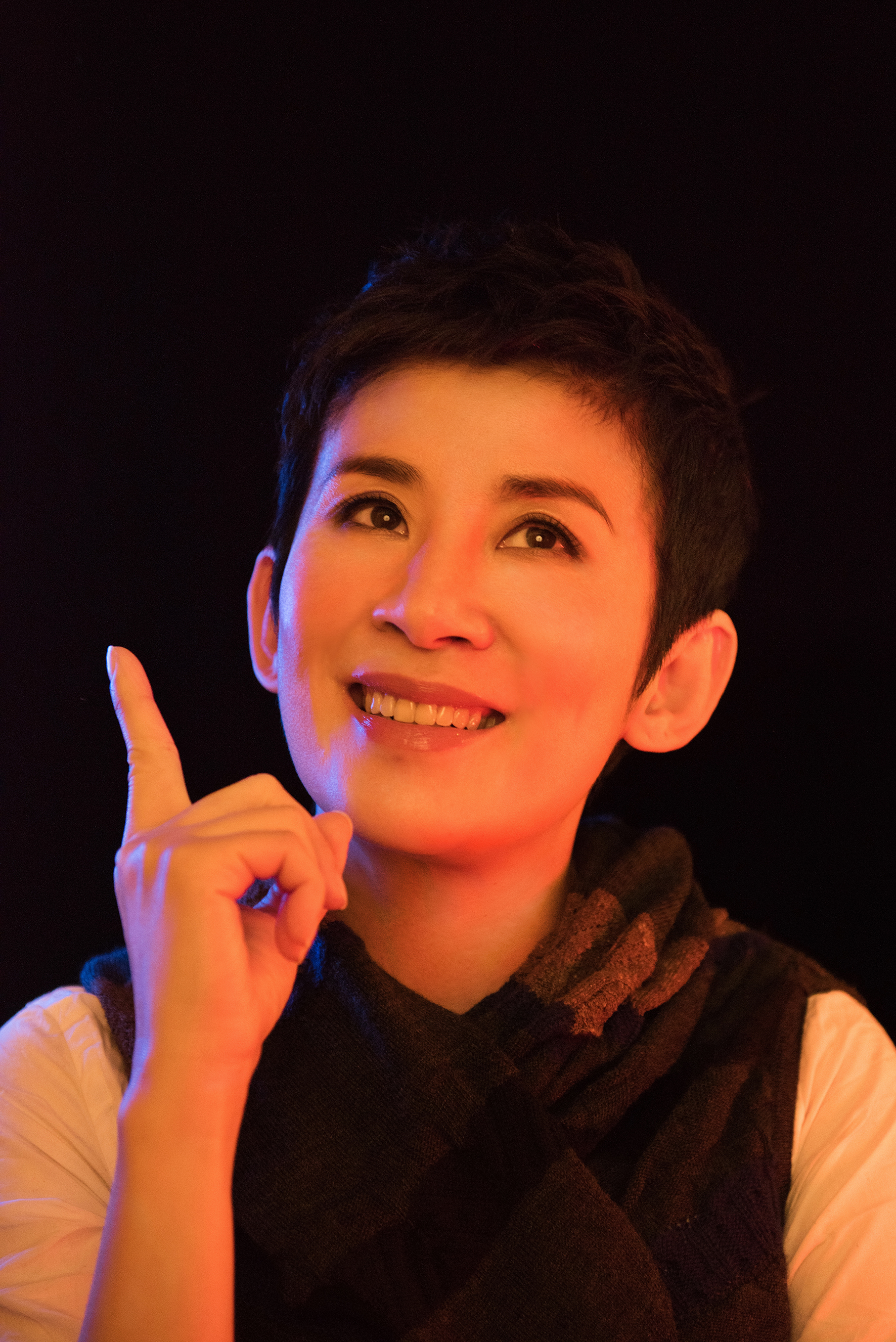 今日焦点:吴君如|吴君如扮丑搞笑,53岁未婚,晒出女儿13岁的近照,女儿