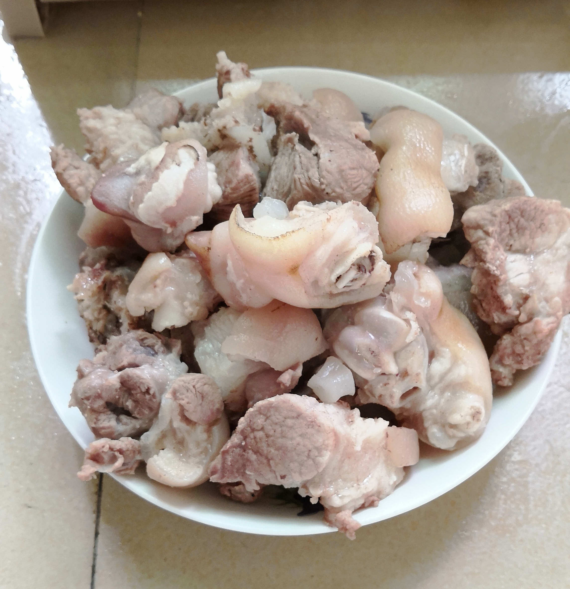 把煮好的猪脚捞出. 步骤4