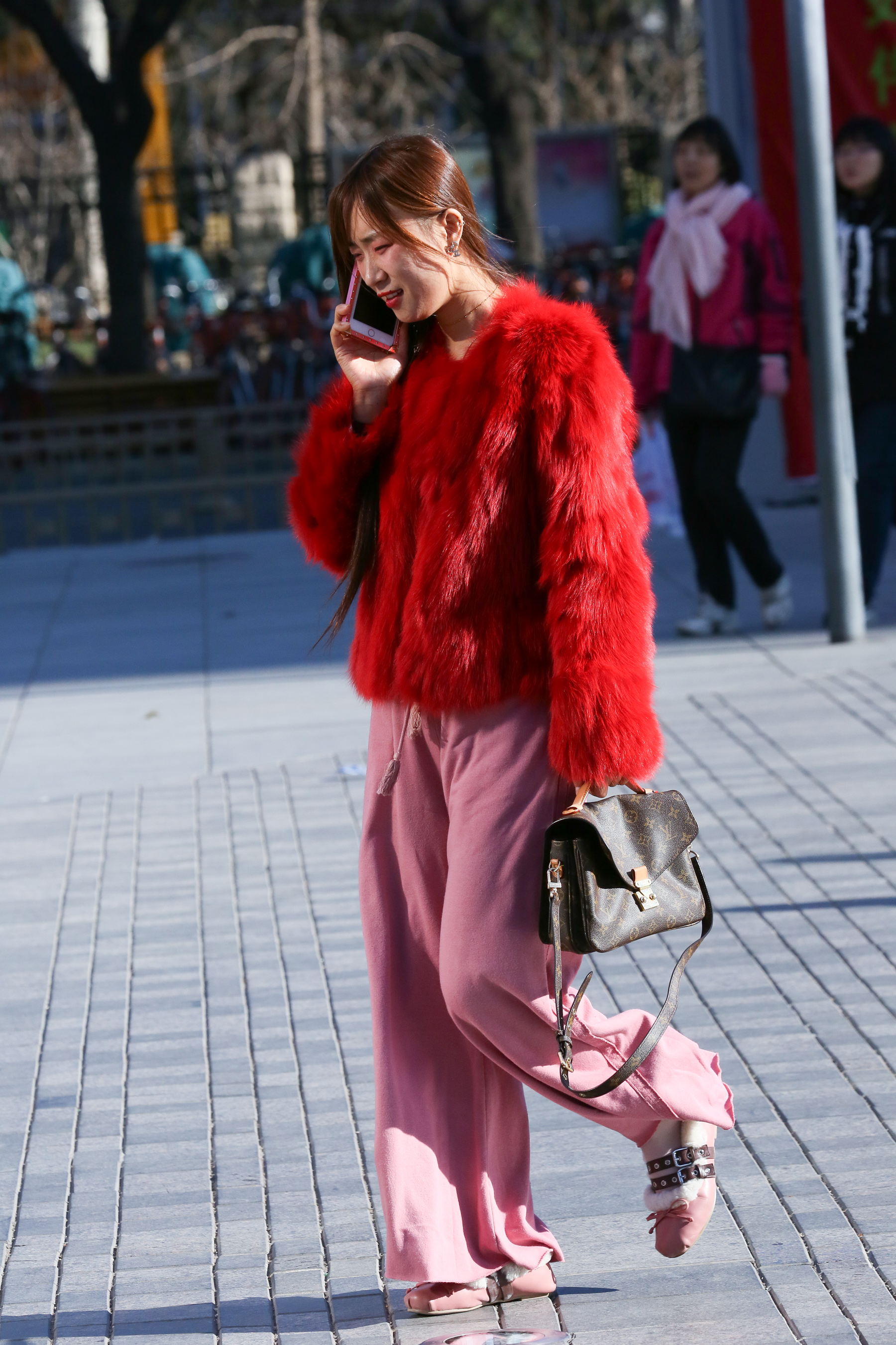 街拍:姑娘们用红色的衣服,围巾,帽子迎接"年"的到来