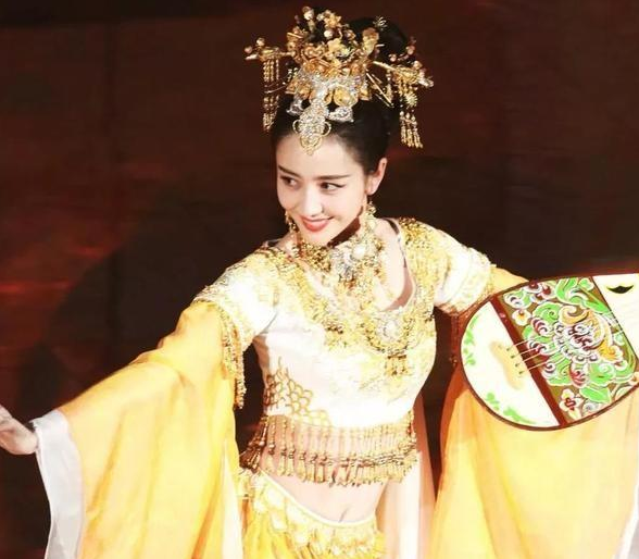 华表奖亮眼节目,吴亦凡献唱佟丽娅化身古装仙女,却被肚子抢镜