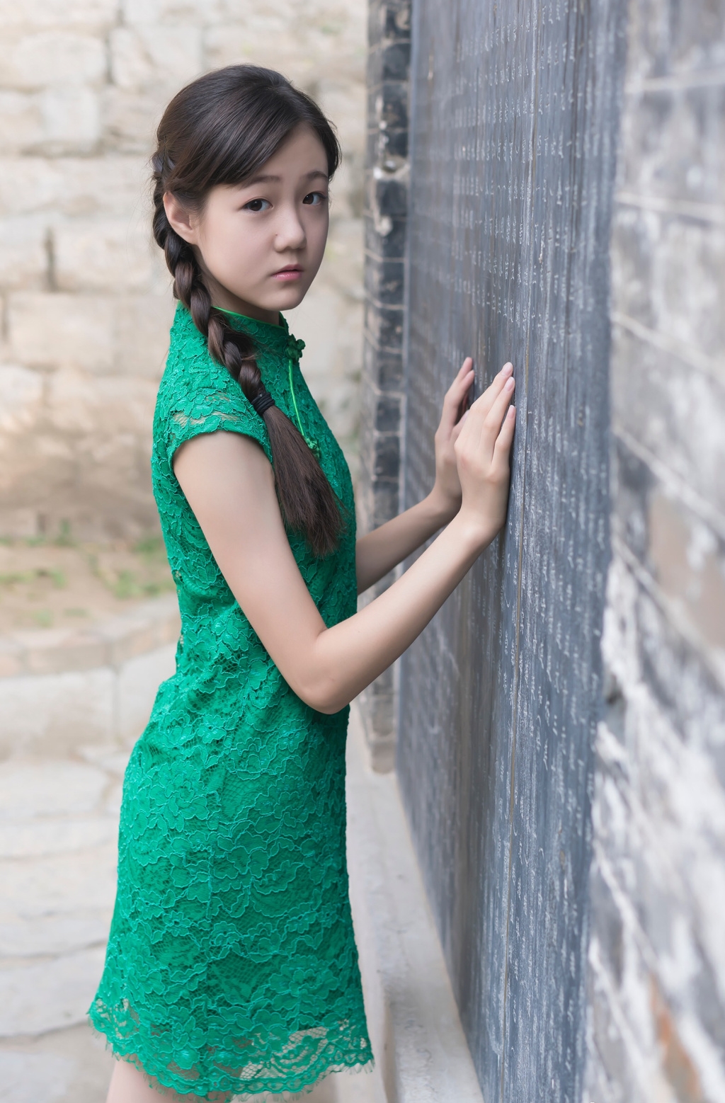 她在《因为遇见你》中饰演张雨欣的童年,如今出落成长腿小美女!