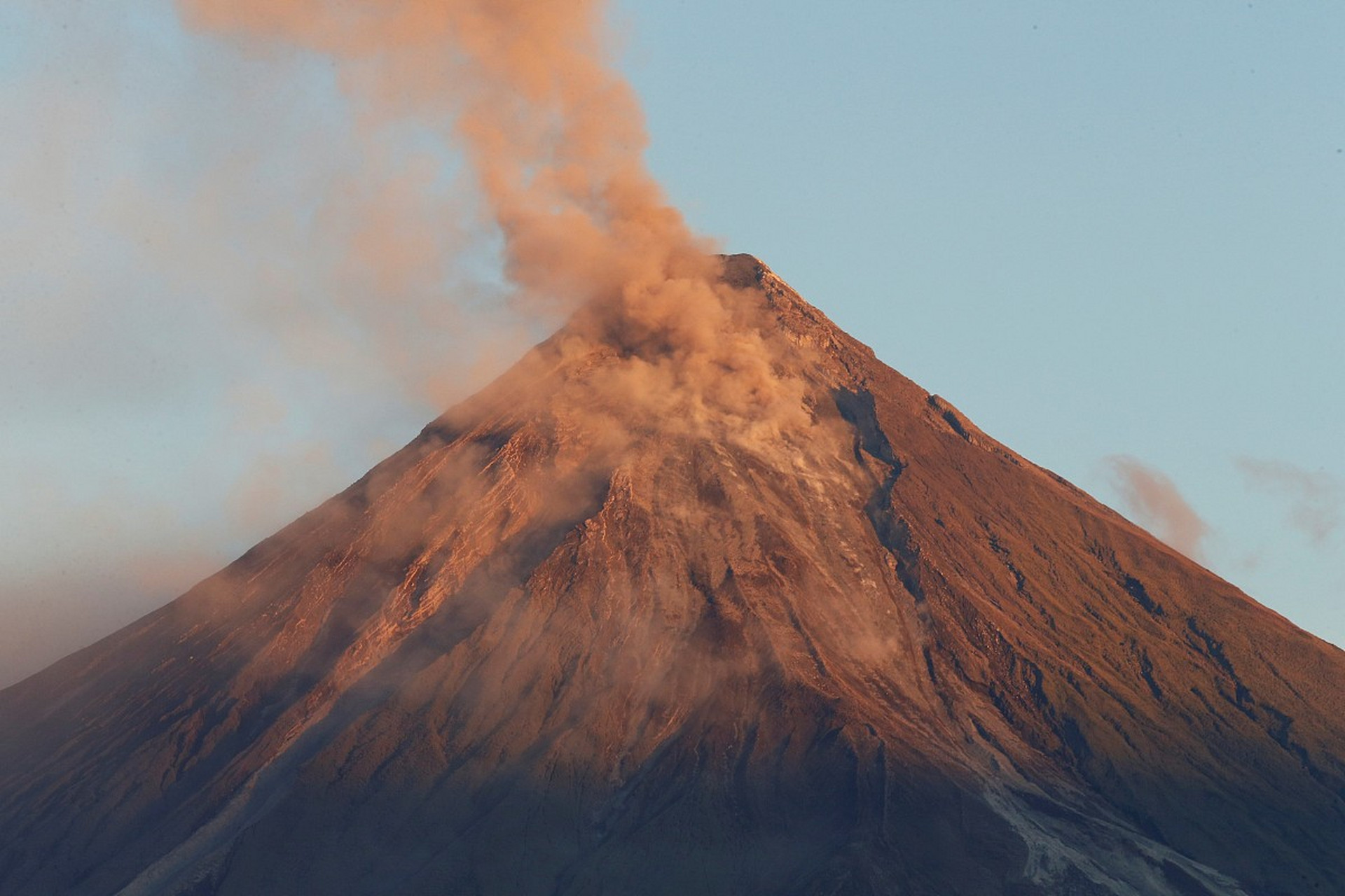 据史料记载,富士山最近一次喷发记录是1707年,史称宝永大喷发.