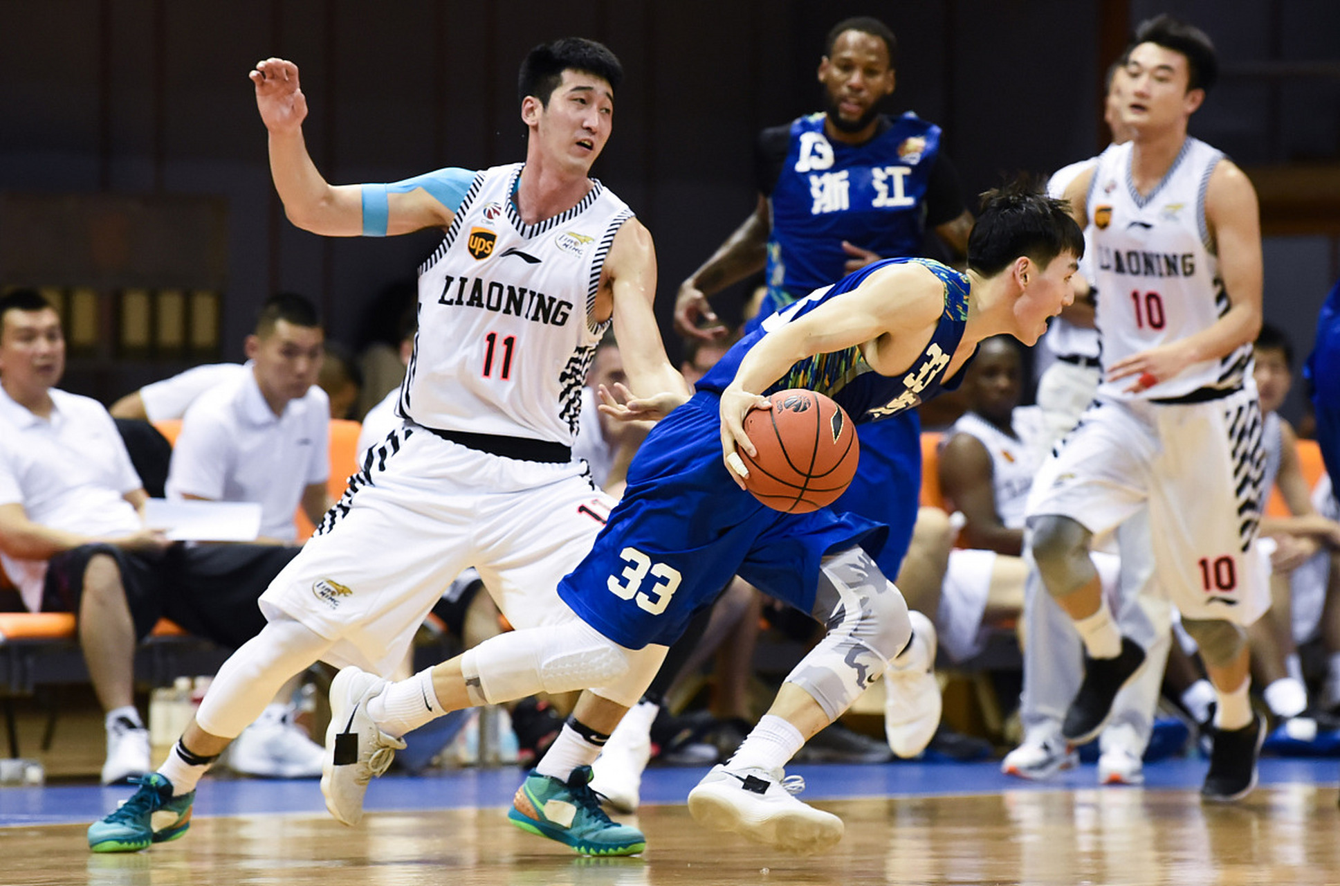 在昨晚的比赛中,广州队展现了超强的实力,成功力克新疆队,拿下了两