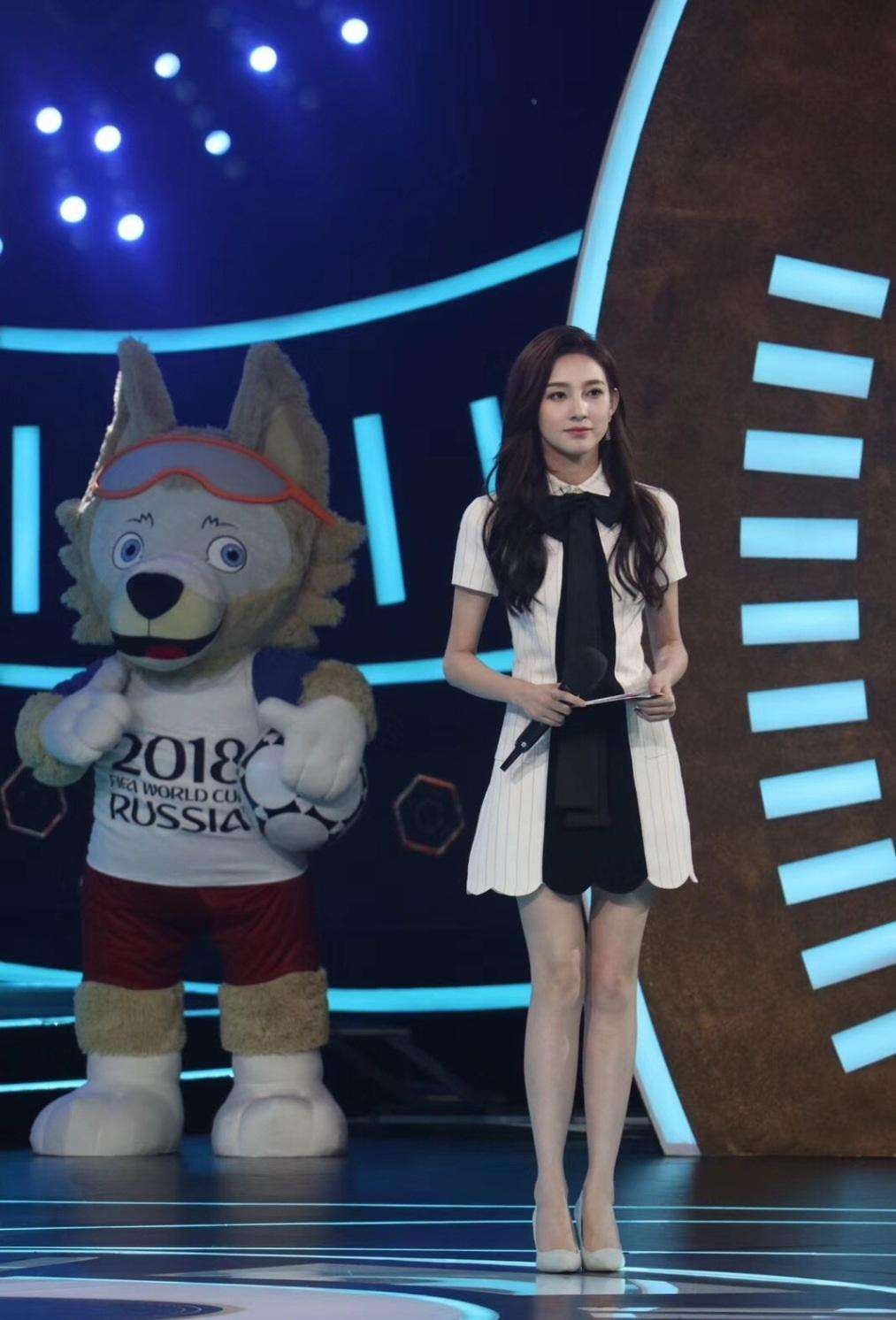 央视美女主持马凡舒,曾在走秀时内裤滑落,她却镇定走完全程!