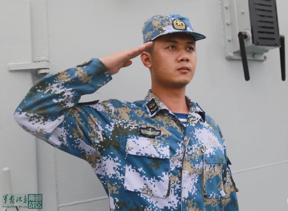 海军战士休假遇抓逃 英勇相助"空手盘毒贩"