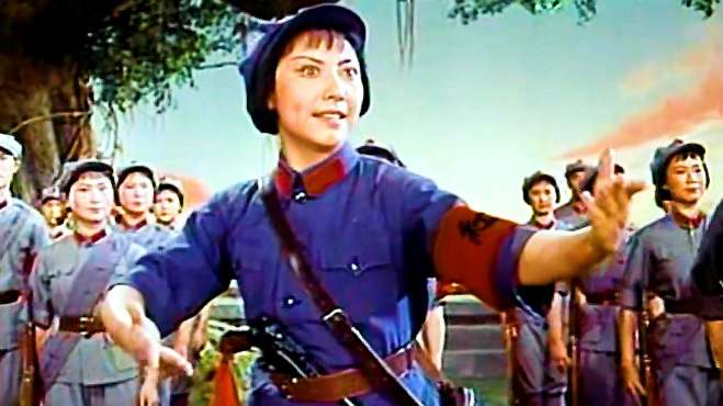 [图]1972现代京剧《红色娘子军》选段《接过红旗肩上扛》演唱：杜近芳