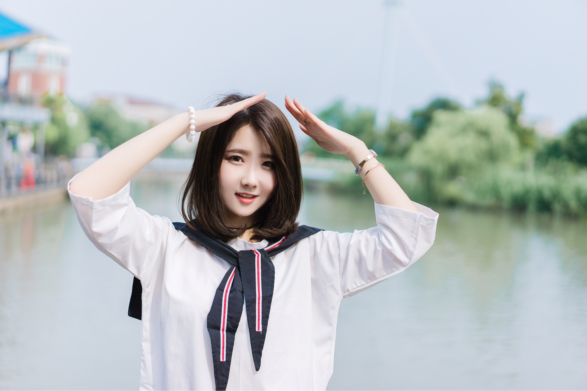 谁不喜欢温柔女子,一脸羞涩的小美妞