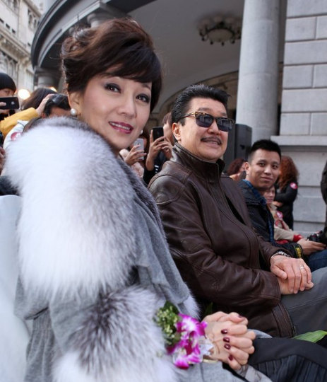 赵雅芝夫妇和成龙的合照,老公紧紧地搂住了腰的手引起人注意