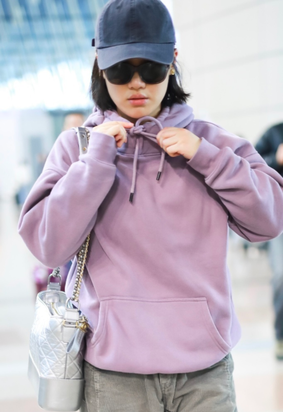 马思纯穿藕荷色连帽卫衣现身机场,时尚休闲潮范儿十足!