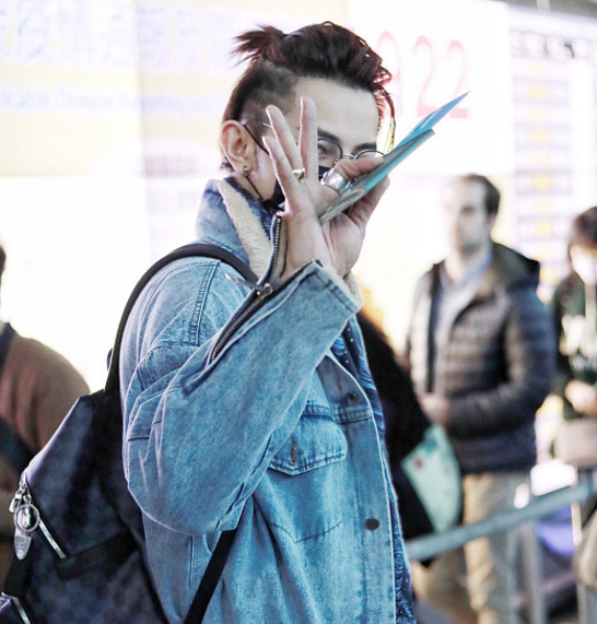 汪东城扎小辫戴花口罩潮装亮相,遇跟拍频繁整理发型超有偶像包袱