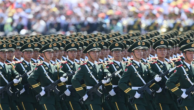 62年前的中国大阅兵,就算是在雨中进行,也依然整齐有序