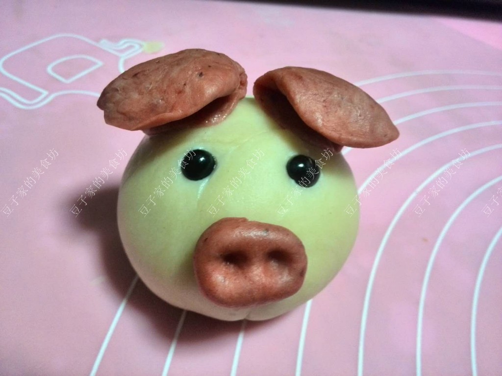 20,装饰好的小猪刷上鸡蛋液就ok了啊.