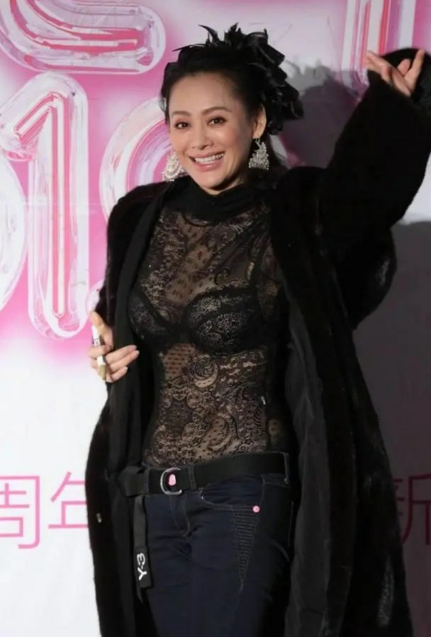 宁静真放得开,穿透视蕾丝内搭配毛绒大衣性感又贵气,47岁真拼