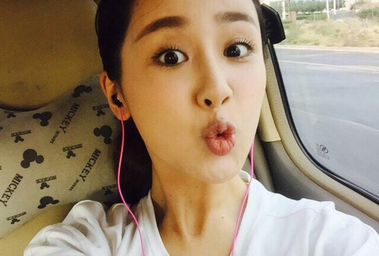 女星嘟嘴卖萌:颖宝甜美,热巴搞怪,杨紫俏皮,周冬雨却心不在焉